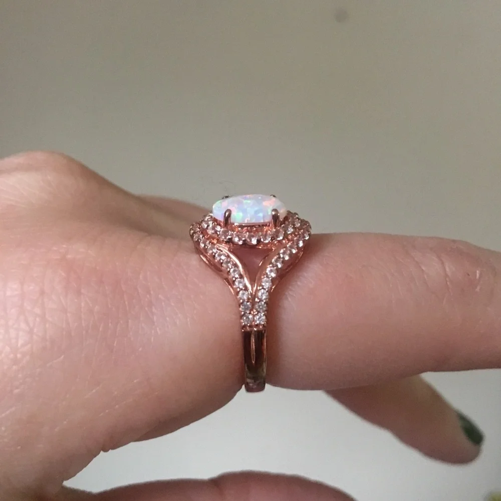 Gold Tone Ring w Opalescent Stone